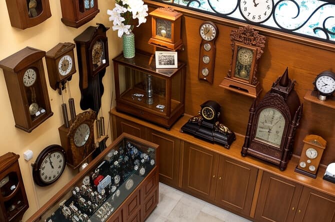 Detalle de la reparación de un reloj antiguo en el taller de Vigo