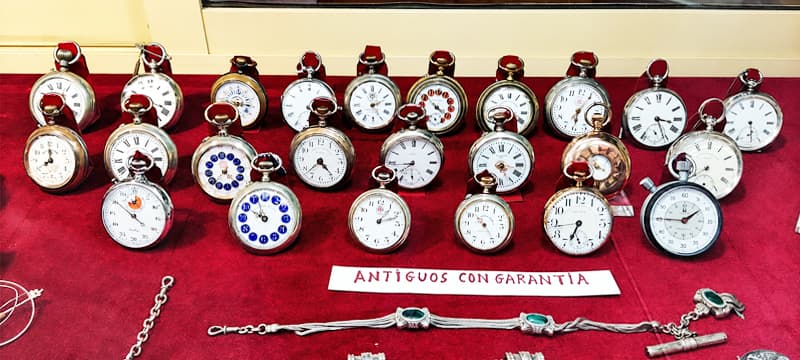 Relojero de Gerardo Relojes Antiguos trabajando en el taller de Vigo